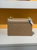 کیف زنانه برند Louis Vuitton مستر مشابه نمونه اصلی