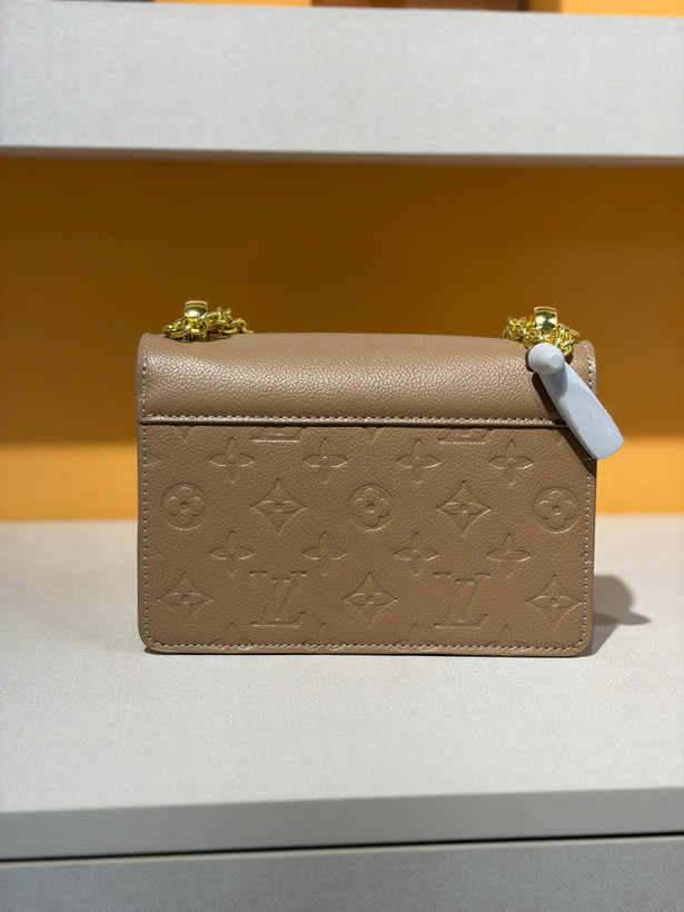کیف زنانه برند Louis Vuitton مستر مشابه نمونه اصلی