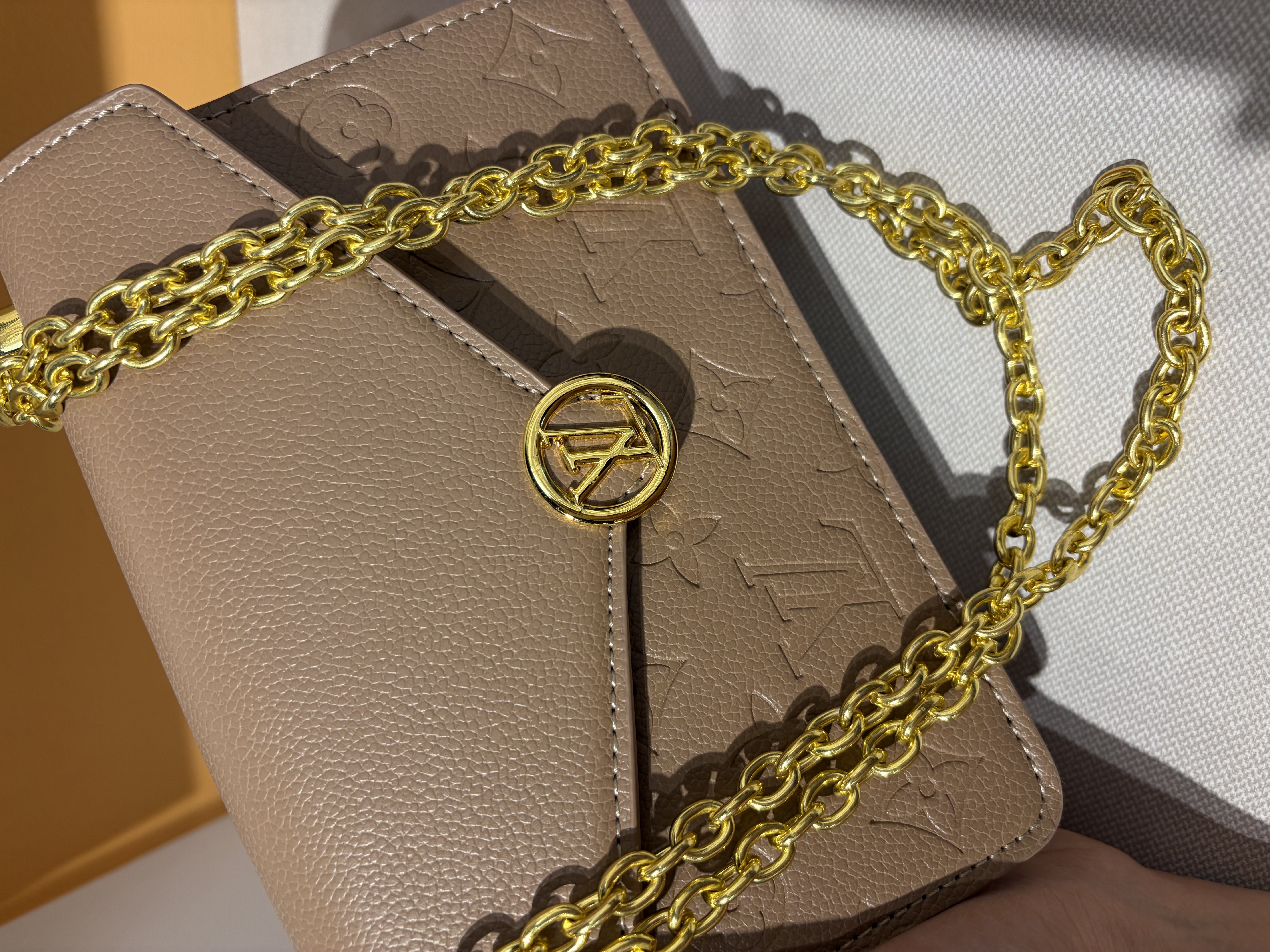 کیف زنانه برند Louis Vuitton مستر مشابه نمونه اصلی