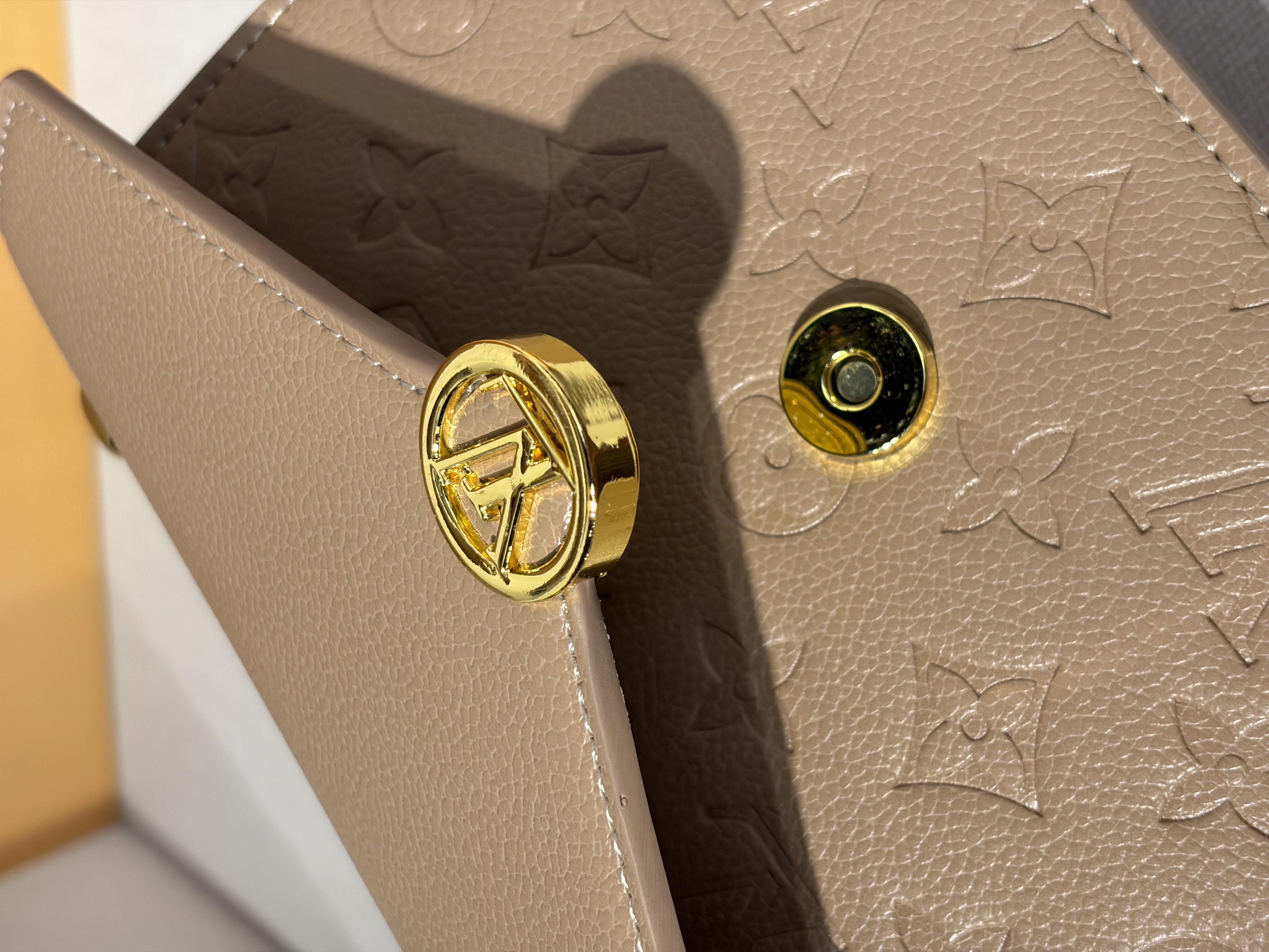 کیف زنانه برند Louis Vuitton مستر مشابه نمونه اصلی