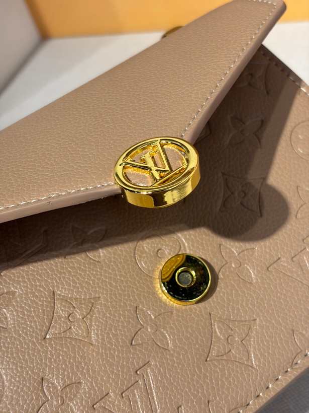 کیف زنانه برند Louis Vuitton مستر مشابه نمونه اصلی